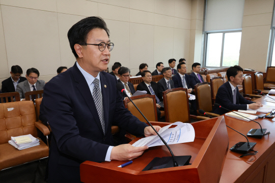 23일 서울 여의도 국회에서 열린 기획재정위원회 전체회의에서 김범석 기획재정부 1차관이 2025년도 제1차 추가경정예산안 등과 관련해 제안설명을 하고 있다.<연합뉴스 사진>